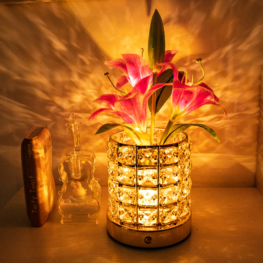 Luna - elegant table lamp with floral design
