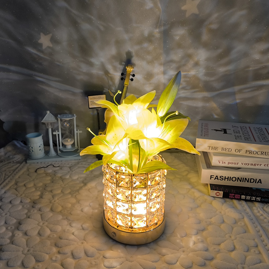 Luna - elegant table lamp with floral design