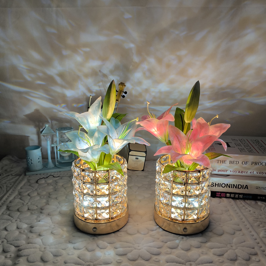Luna - elegant table lamp with floral design