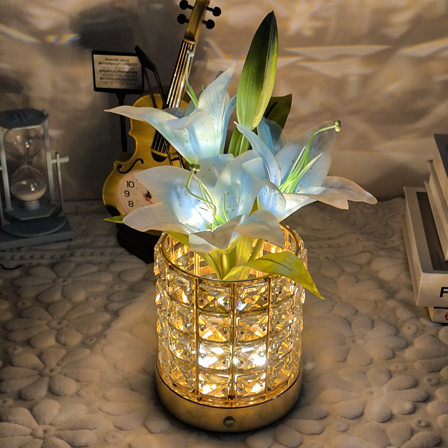 Luna - elegant table lamp with floral design
